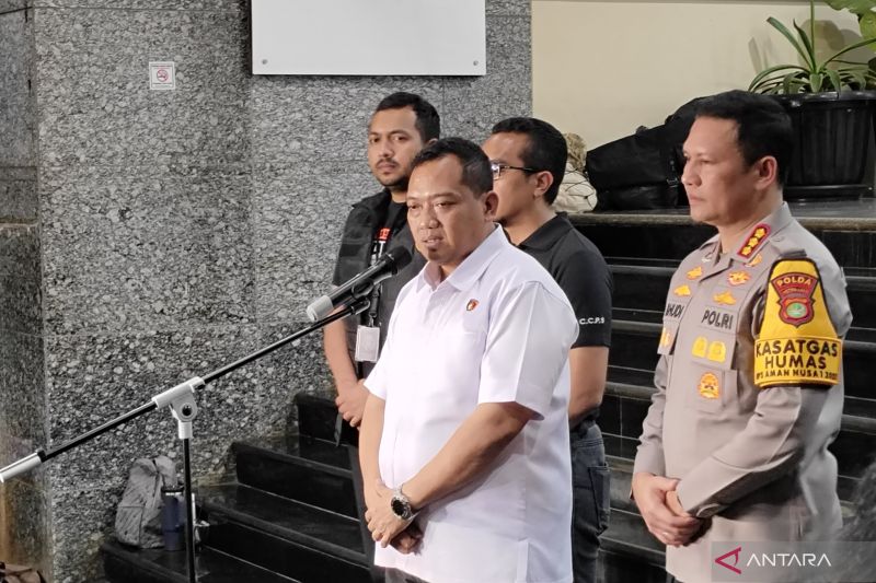 selesai-diperiksa-polda-metro-jaya-izinkan-roy-suryo-dkk-pulang