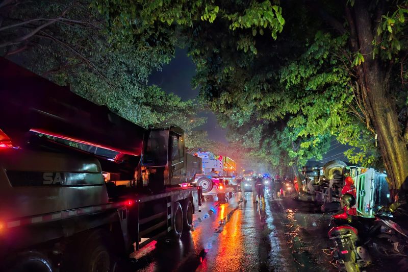 perjalanan-dua-ka-di-daop-jember-terganggu-akibat-truk-terguling