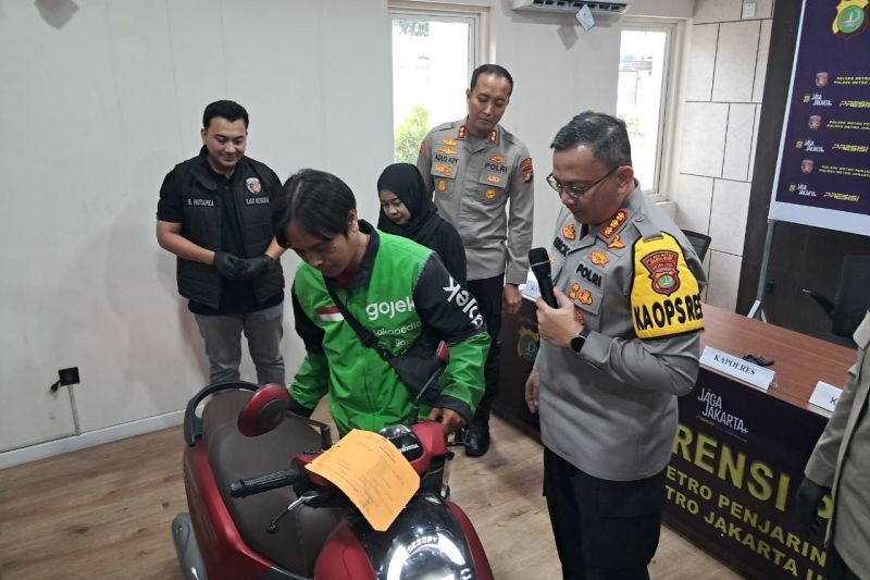 polisi-kembalikan-motor-ojol-yang-dicuri-polisi-gadungan-ke-pemilik