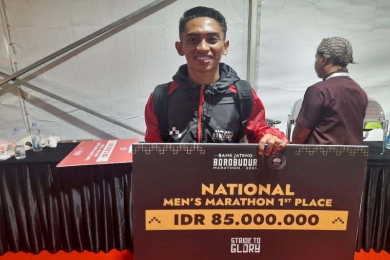 Nofeldi dan Dwi Tiansi Menang di Bank Jateng Borobudur Marathon 2025