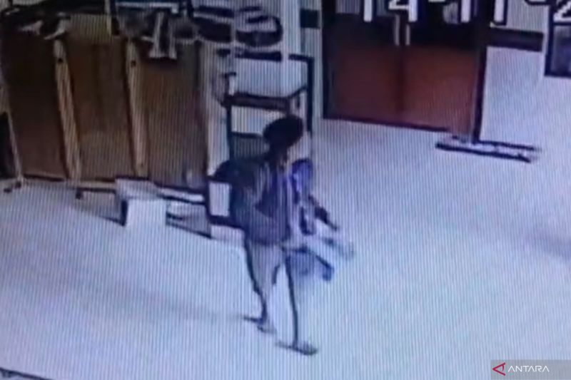 pria-tak-dikenal-curi-kotak-amal-mushalla-berisi-rp10-juta