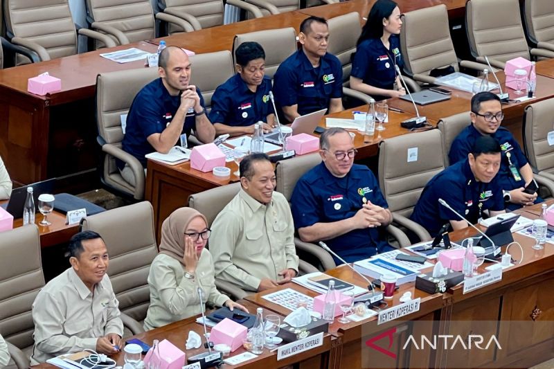 menkop-dirut-agrinas-pastikan-pembangunan-kopdes-selesai-tepat-waktu