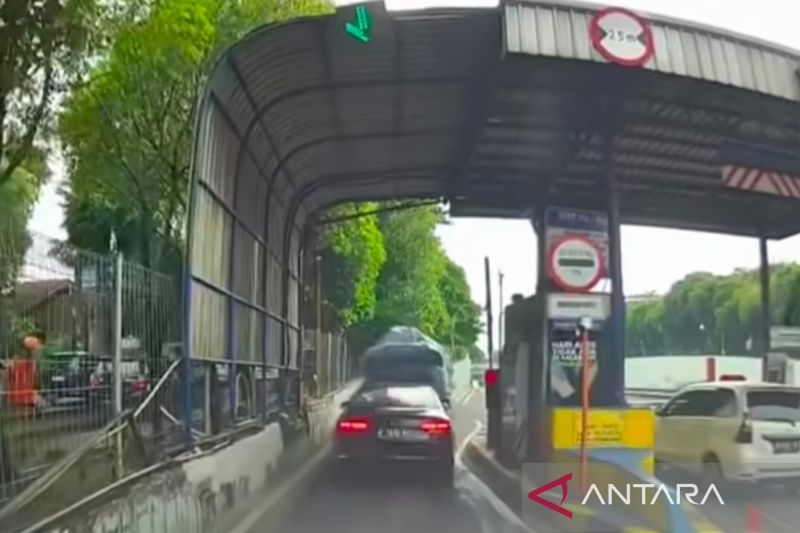 mobil-mewah-penerobos-gerbang-tol-tb-simatupang-diselidiki-polisi