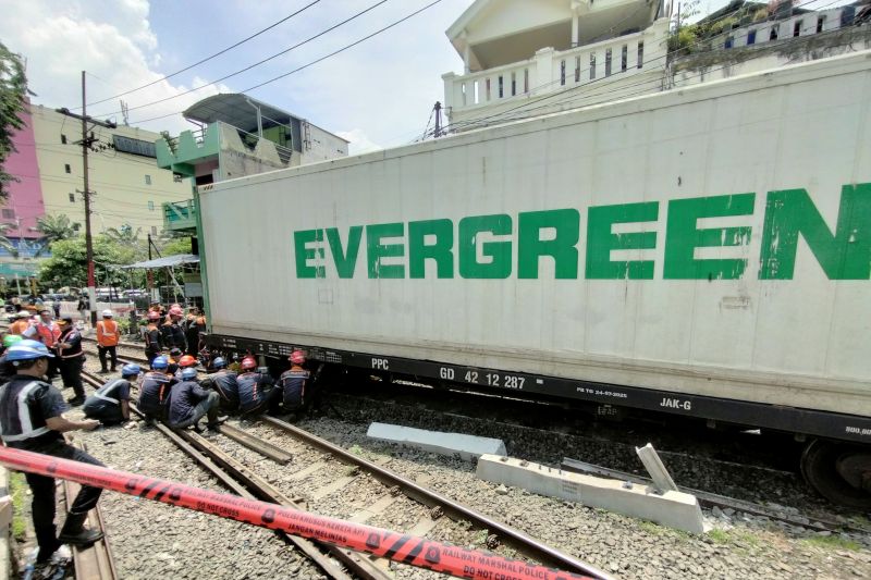 kai-ka-barang-anjlok-di-surabaya-pasar-turi-rabu-pagi