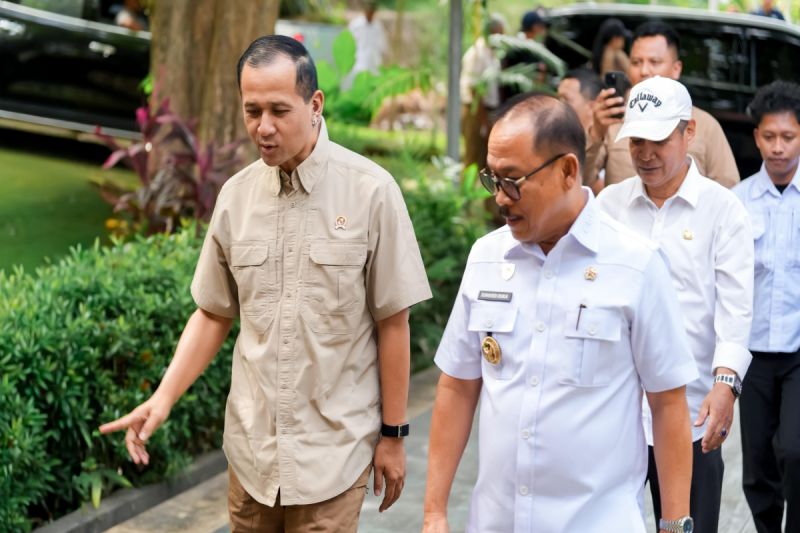 menteri-transmigrasi-tinjau-lokasi-pembangunan-mes-patriot-di-mamuju