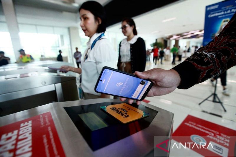 bank-mandiri-dan-kai-meresmikan-qris-tap-di-transportasi-publik
