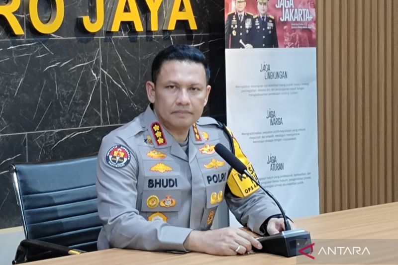 roy-suryo-cs-tidak-ditahan-tapi-wajib-lapor