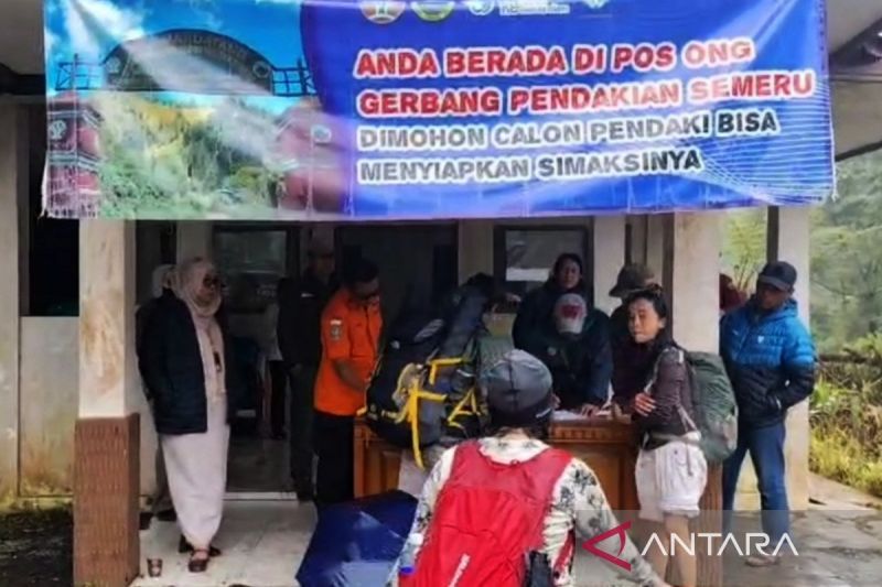 Basarnas kawal pendaki Gunung Semeru keluar dari zona bahaya erupsi