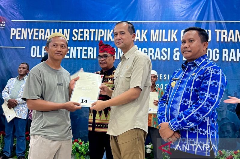 mentrans-serahkan-402-shm-percepat-trans-tuntas-di-muna