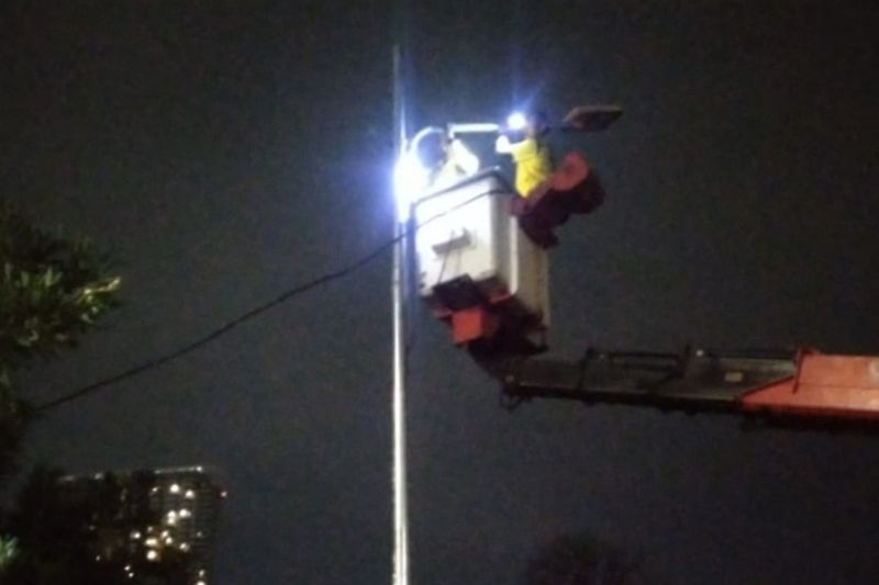 rawan-prostitusi-gay-taman-daan-mogot-km-12-dipasangi-10-lampu-pju