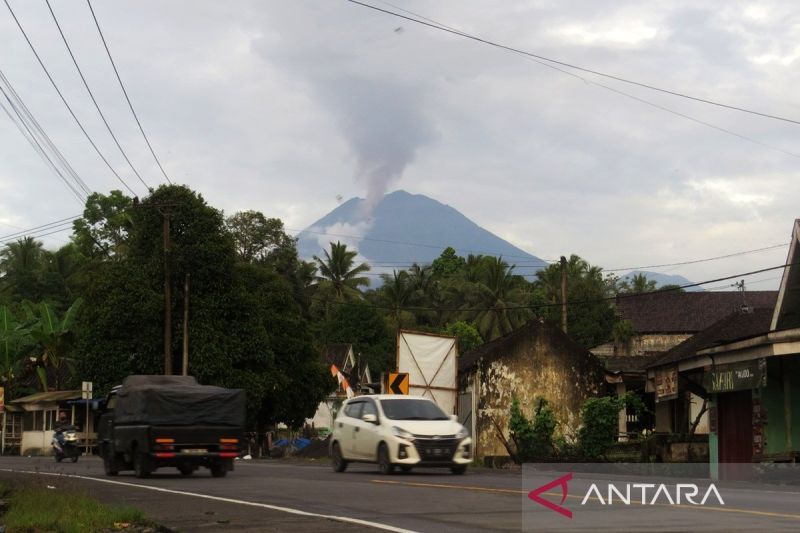 Gunung Semeru alami 32 kali gempa guguran