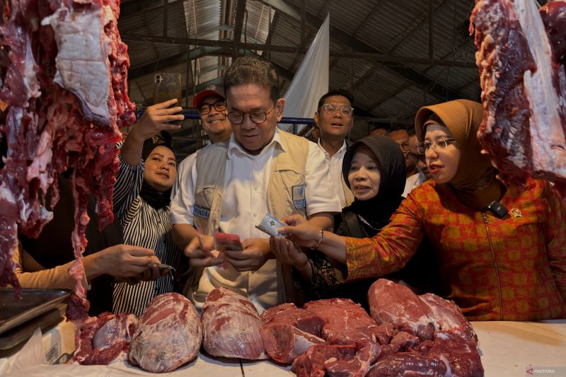 mendag-tinjau-pasar-cihapit-bandung-cek-stok-pangan-jelang-nataru