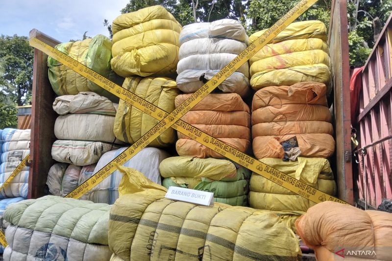 polda-metro-jaya-ungkap-perdagangan-baju-bekas-impor-sebanyak-439-bal