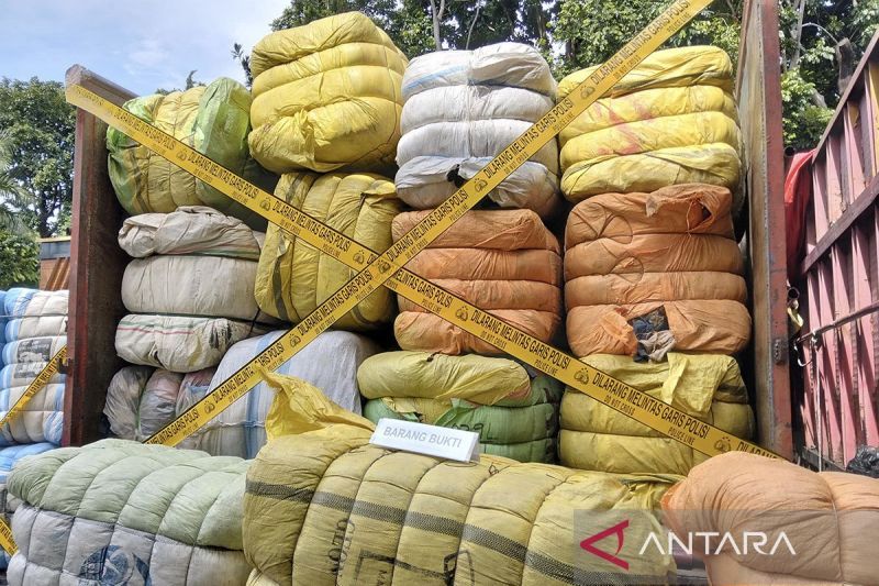 Polda Metro Jaya ungkap perdagangan baju bekas impor sebanyak 439 bal