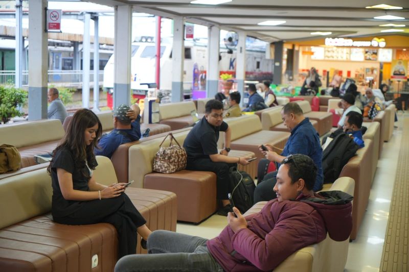 kai-bandung-warga-buru-tiket-kereta-perjalanan-libur-natal-tahun-baru