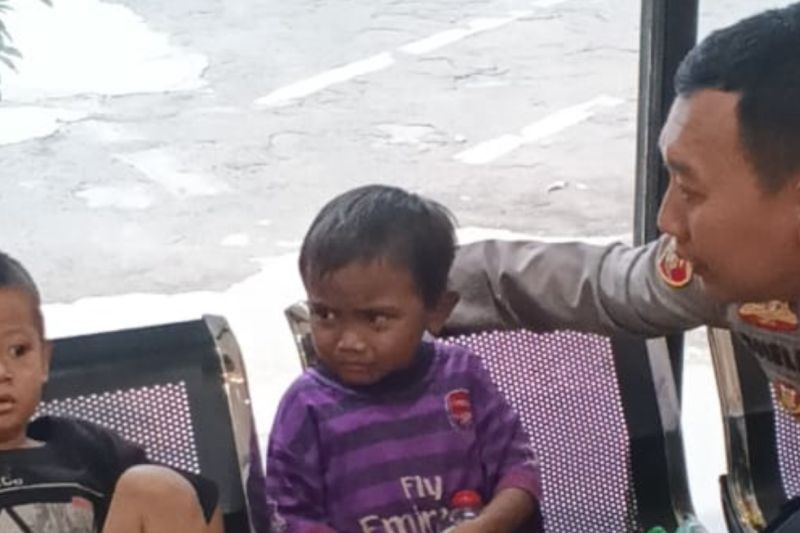 polisi-pertemukan-dua-anak-yang-tersesat-dengan-orang-tuanya