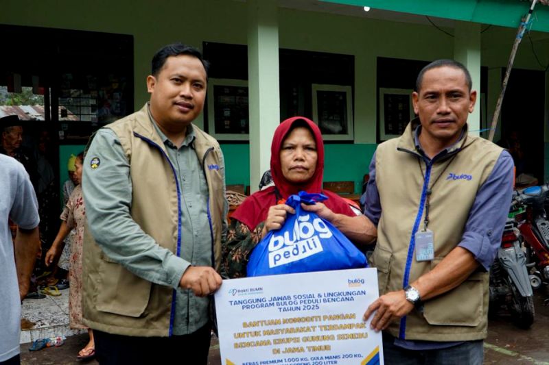 bulog-salurkan-200-paket-bantuan-bagi-warga-terdampak-erupsi-semeru