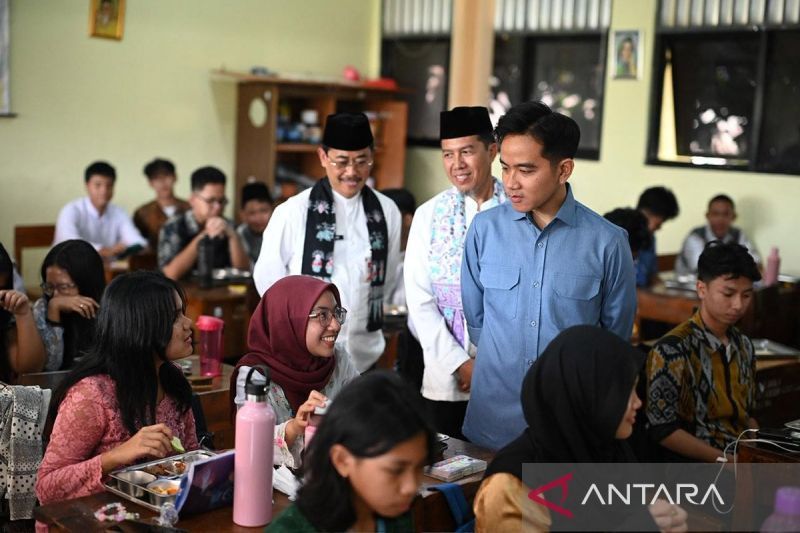 Momen Hari Guru, Gibran tinjau program MBG di SMAN 14 Jakarta