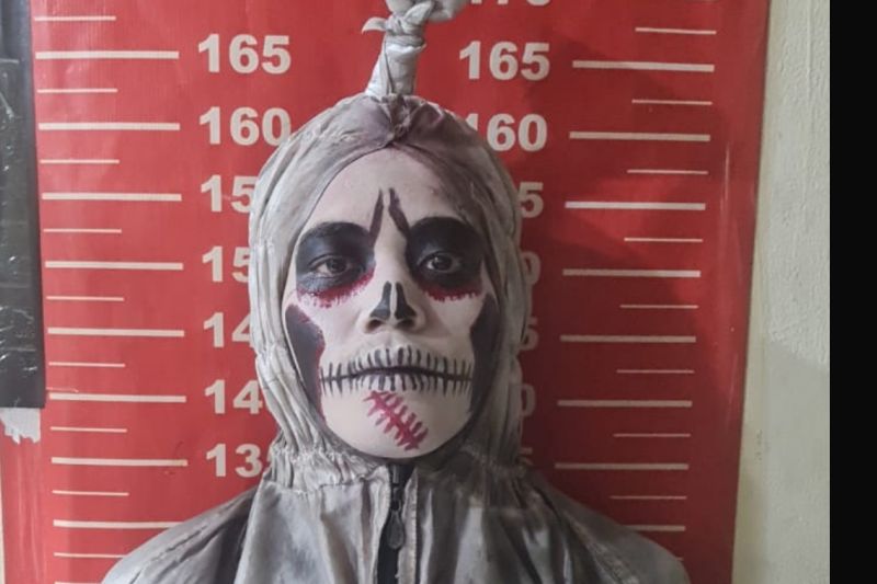 resahkan-warga-polisi-amankan-tiga-pengamen-berkostum-pocong-di-jakut