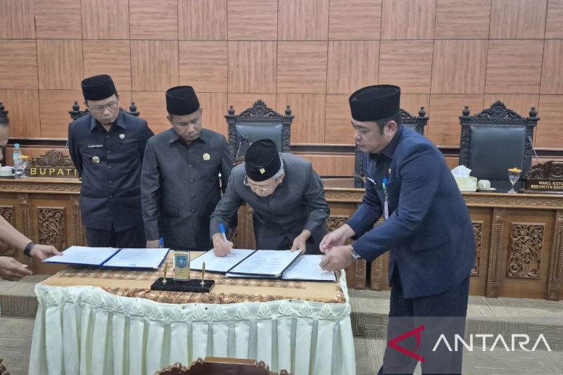 raperda-apbd-bangka-tengah-2026-disepakati-rp8112-miliar