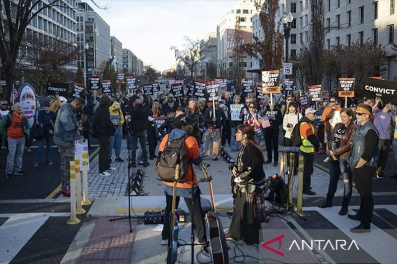 Protes di luar Gedung Putih, demonstran minta Trump dicopot