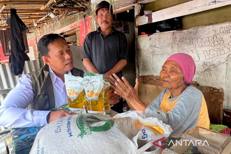 dirut-bulog-sambangi-rumah-warga-di-jakut-salurkan-bantuan-pangan