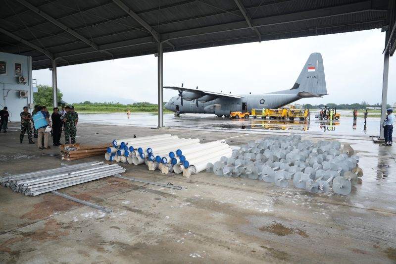 pln-gandeng-tni-au-angkut-material-tower-darurat-pemulihan-pascabanjir