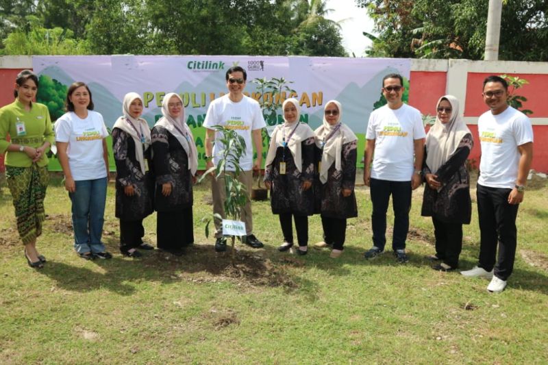 citilink-tanam-pohon-untuk-imbangi-emisi-di-kawasan-bandara-soetta