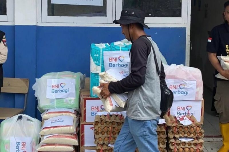 bni-salurkan-bantuan-bagi-korban-banjir-bandang-di-padang-dan-sibolga