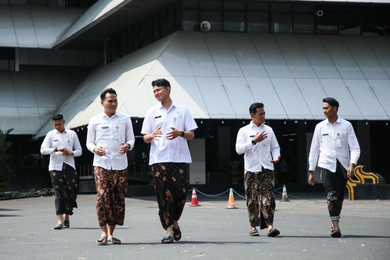 pemprov-jateng-kebijakan-sarung-batik-dongkrak-umkm