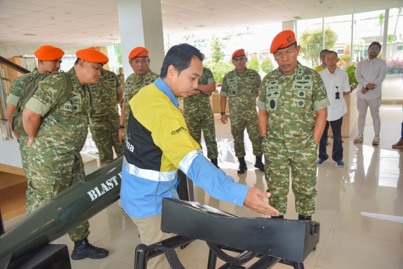 Korpasgat TNI AU Tinjau Fasilitas Produksi Dahana