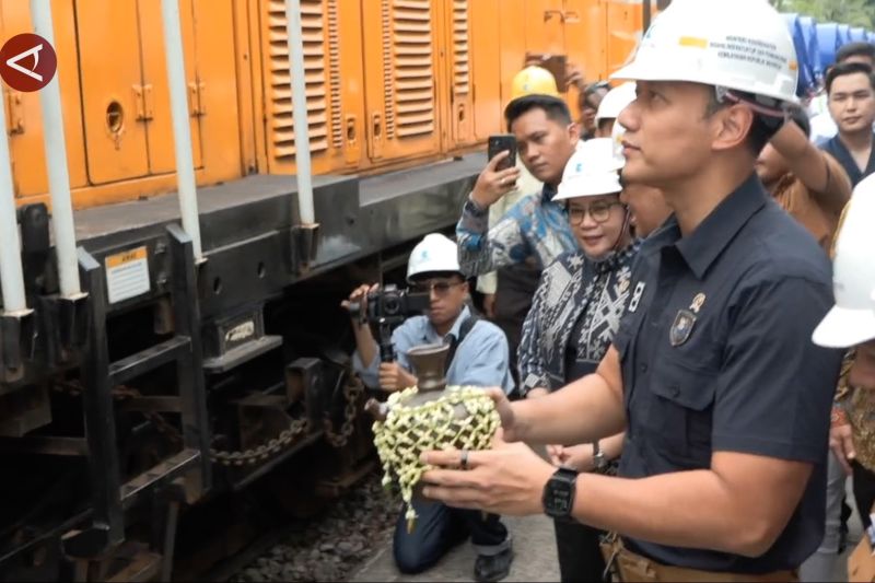 menko-ahy-resmikan-angkutan-barang-kereta-api-cilegon-surabaya