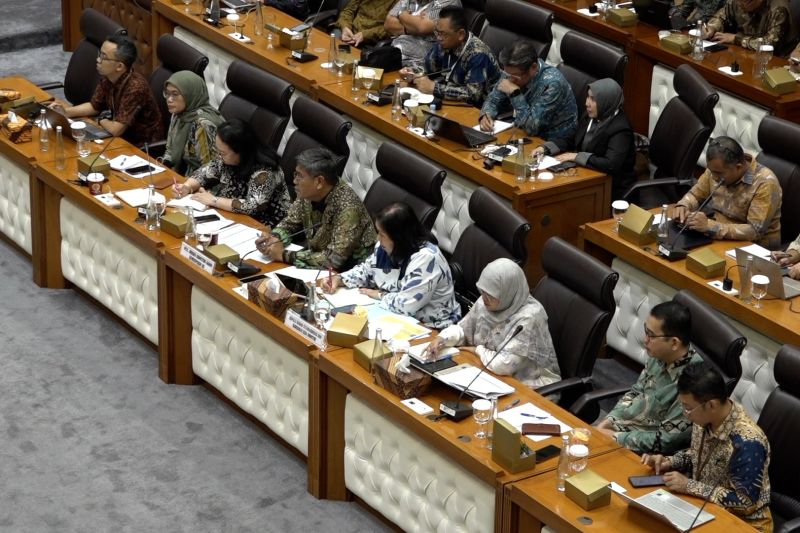 komisi-vii-bentuk-panja-industri-air-minum-dalam-kemasan
