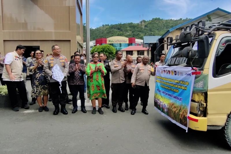 polda-papua-salurkan-165-ton-beras-sphp-untuk-jaga-stabilasi-harga