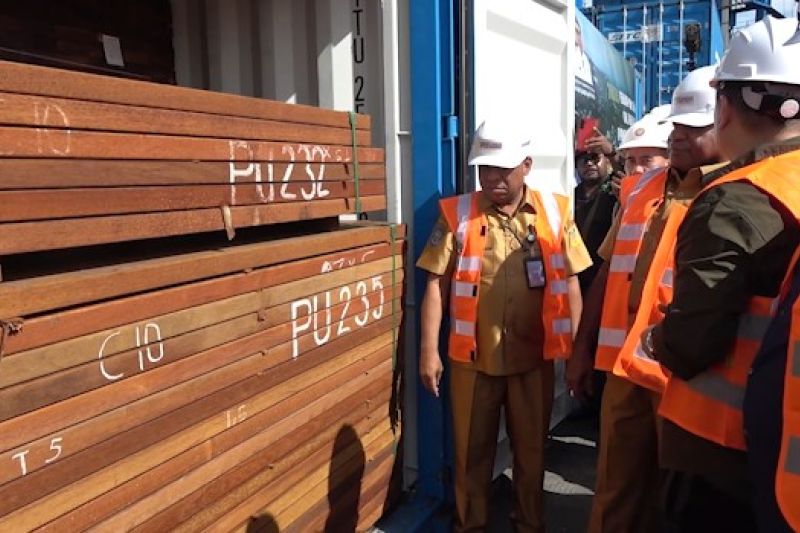 papua-ekspor-10-kontainer-kayu-olahan-ke-china