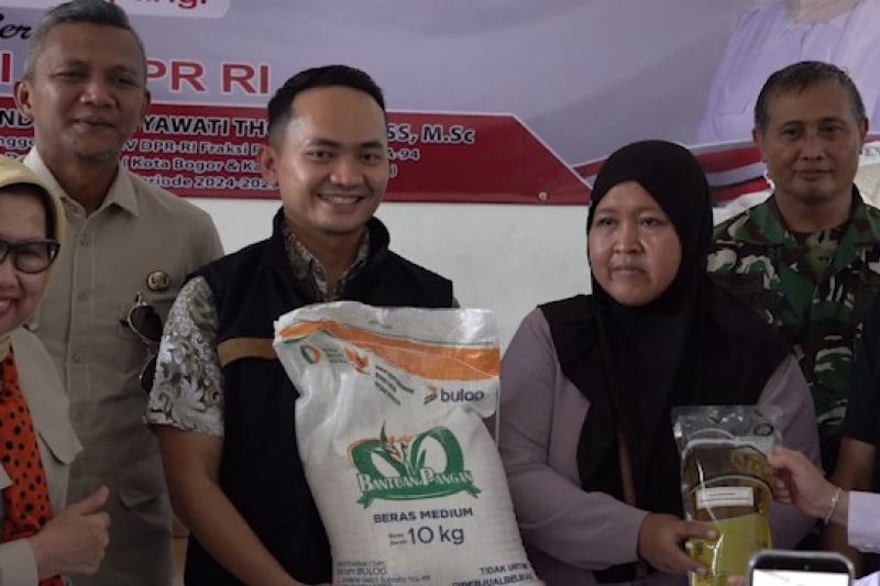 bulog-bogor-salurkan-bantuan-pangan-bagi-1458-warga-ciparigi