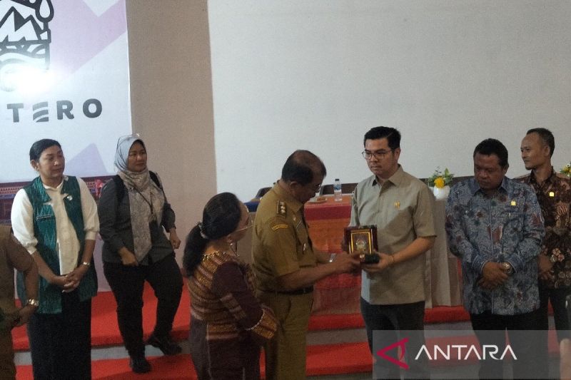 komisi-vii-dorong-pemerintah-perkuat-daya-saing-ulos-beri-pendampingan