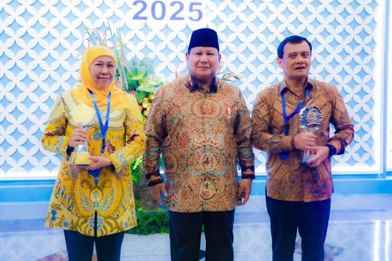 khofifah-terima-championship-tp2dd-jawa-bali-dari-bank-indonesia