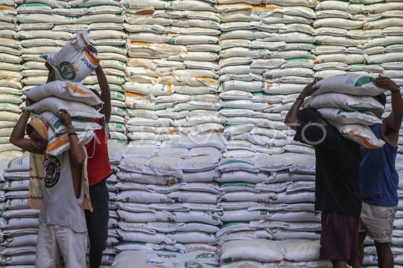 bulog-tambah-stok-beras-di-wilayah-terdampak-bencana-di-sumatera