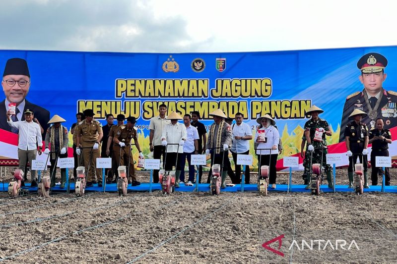 menko-zulhas-dan-wakapolri-tanam-jagung-di-lampung-dukung-swasembada