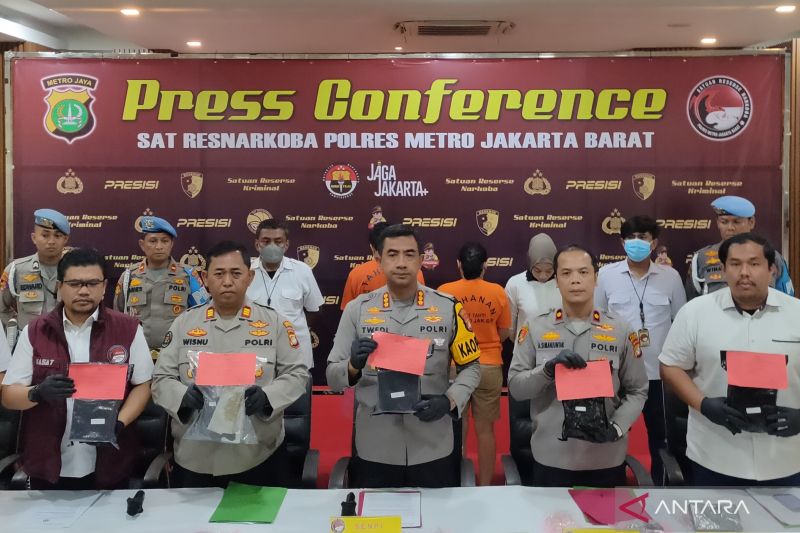 polisi-ringkus-pasangan-kekasih-yang-edarkan-19-kg-sabu-di-jakbar