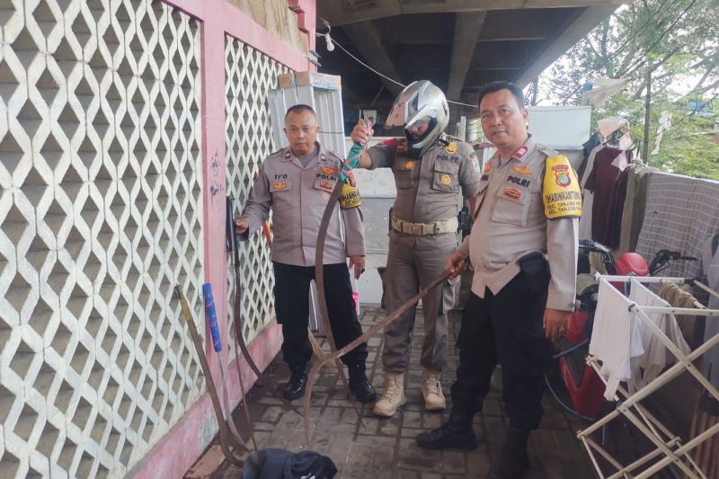 polisi-bubarkan-tawuran-bersajam-di-tanjung-priok