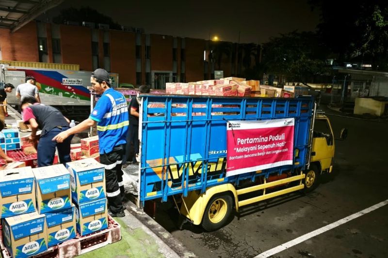 pgn-garuda-indonesia-salurkan-3-ton-bantuan-korban-bencana-sumatera