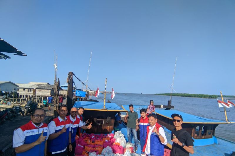 pgn-tempuh-laut-distribusikan-logistik-ke-korban-banjir-di-langsa