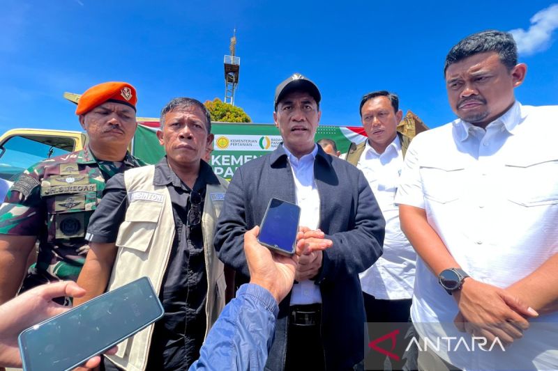 mentan-dan-bobby-mengecek-stok-beras-sawah-terdampak-bencana-tapteng