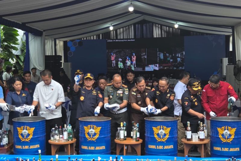 bea-cukai-memusnahkan-rokok-minuman-keras-penindakan-kanwil-jakarta