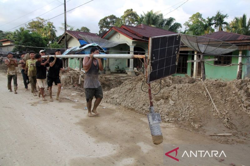 Menyelamatkan lampu untuk peneranggan pascabanjir Bandang