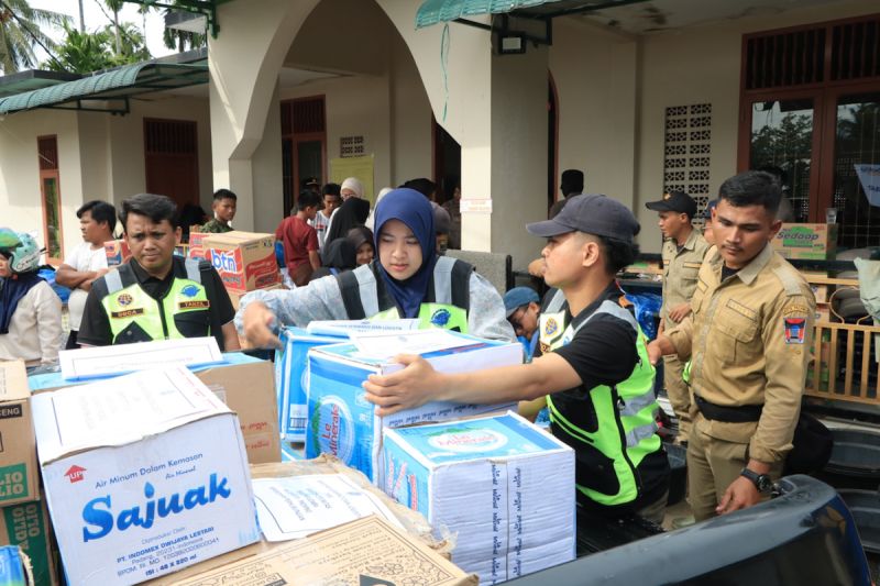 kemenhub-salurkan-bantuan-logistik-bagi-korban-bencana-di-sumatera