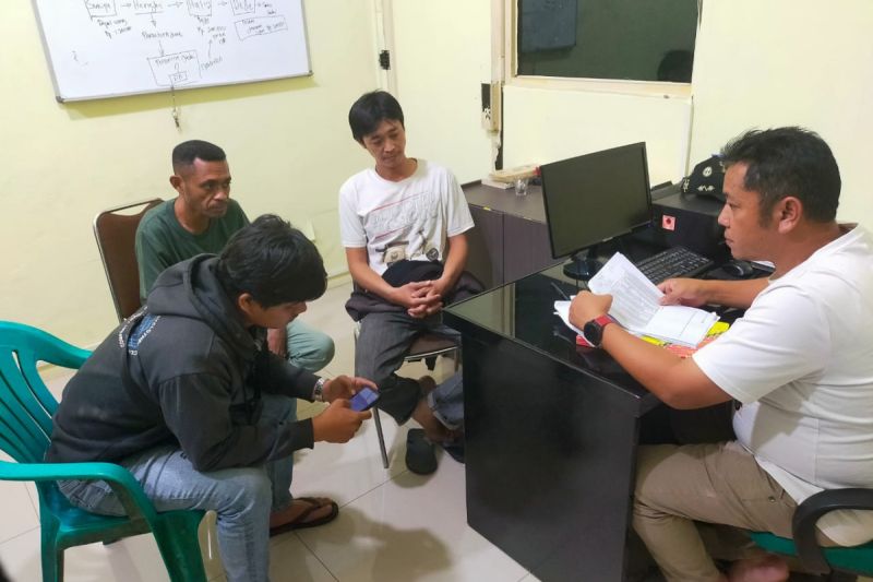 polisi-gagalkan-penarikan-mobil-secara-paksa-oleh-penagih-hutang