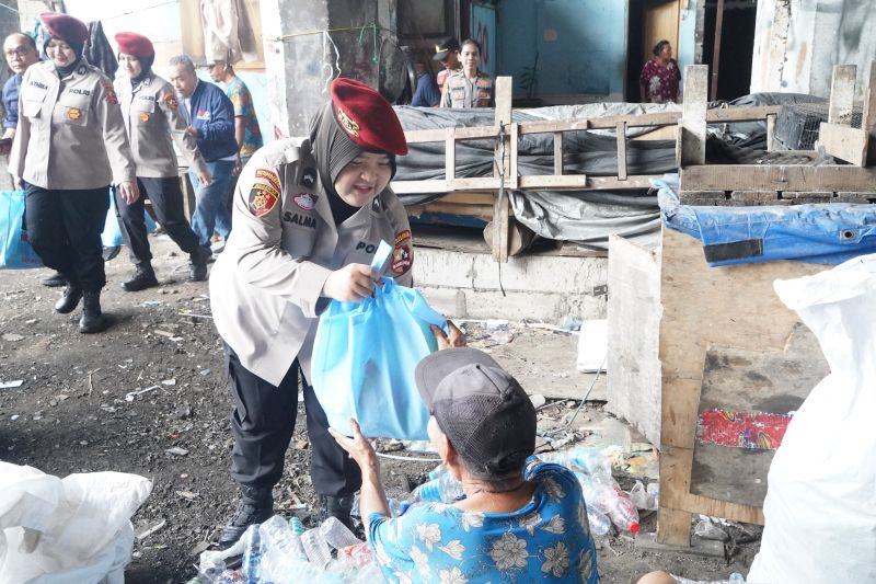 bareskrim-bagi-bagi-sembako-untuk-warga-kolong-tol-penjaringan-jakut